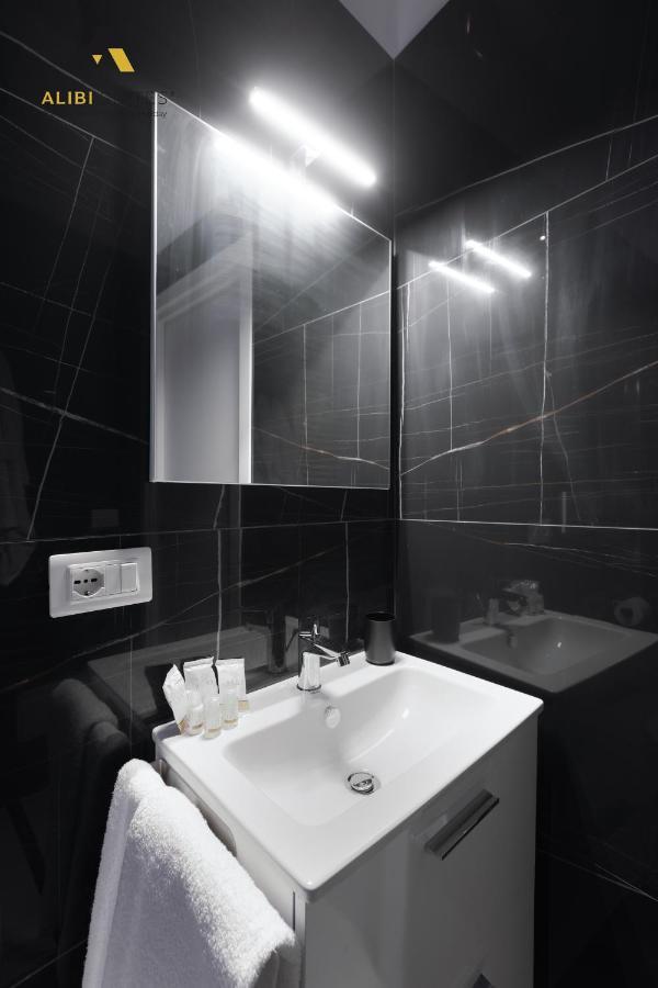 Alibi Suites Suite Museum: Gioiello Con Vista Sul Museo Archeologico Nazionale, Letto E Doccia Con Cromoterapia, Smart Tv, Wifi E A/C รูโวดิปูญา ภายนอก รูปภาพ